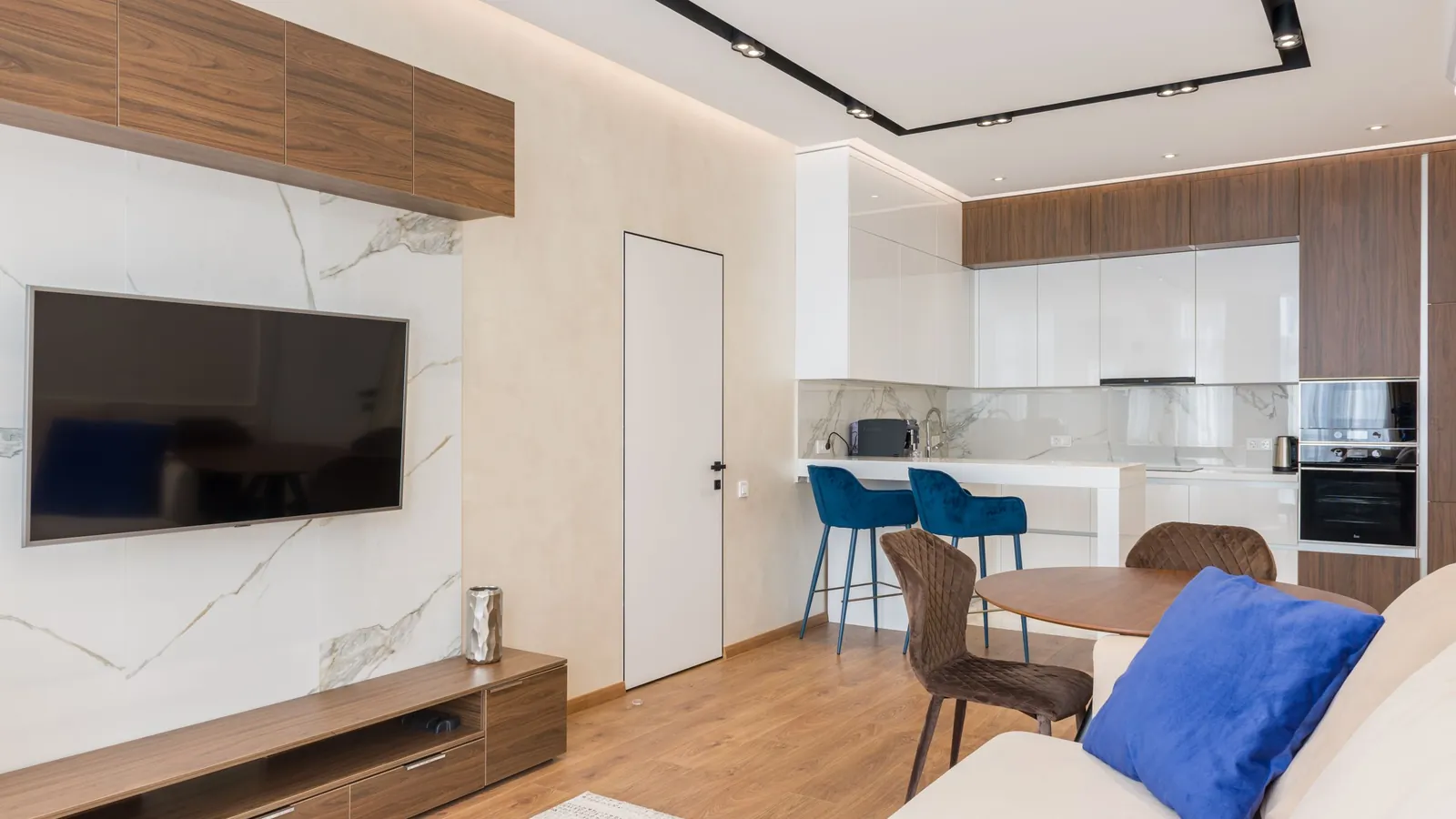 A bright, freshly cleaned open-plan apartment kitchen and living room in Houston